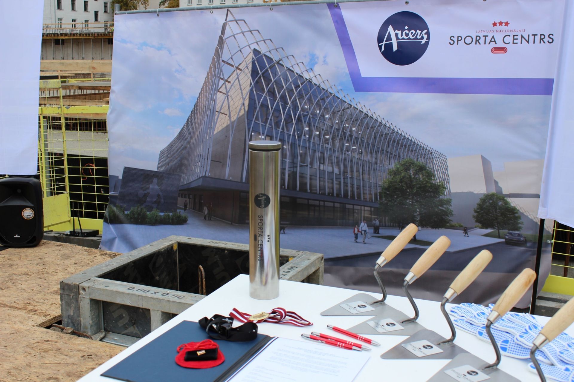 Komandu sporta spēļu halles pamatos ievietota kapsula