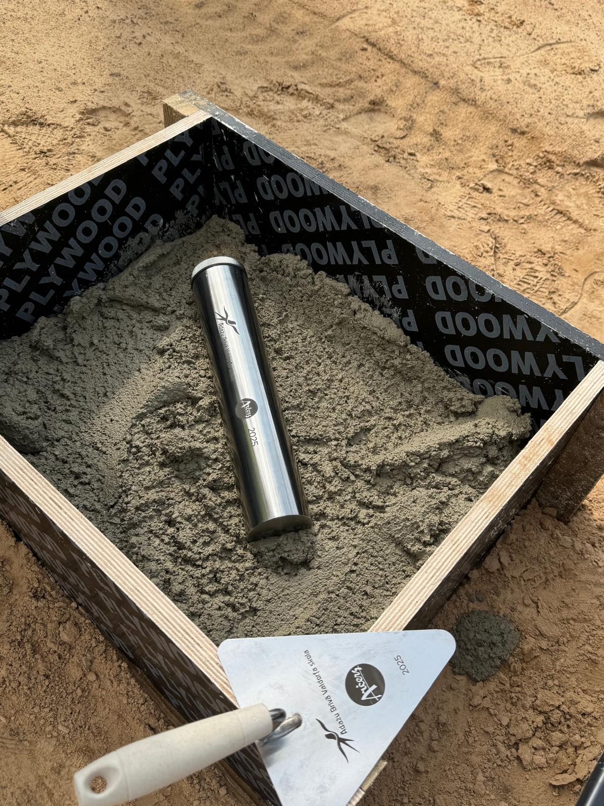 Ādažu Brīvās Valdorfa skolas topošam jaunbūves korpusam iebetonēta kapsula